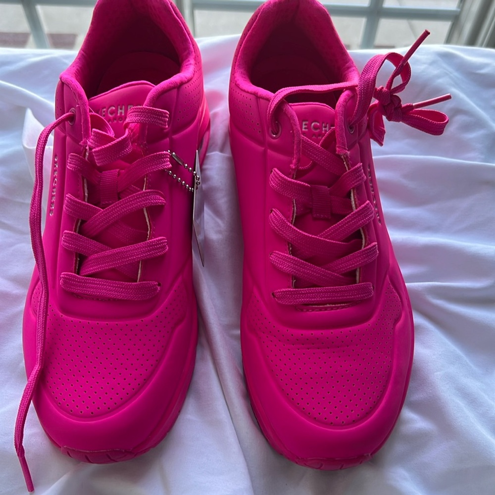 Size 9.5 women sketcher shoe pink